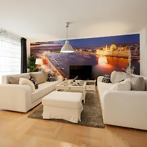 Gde Hollo Apartment